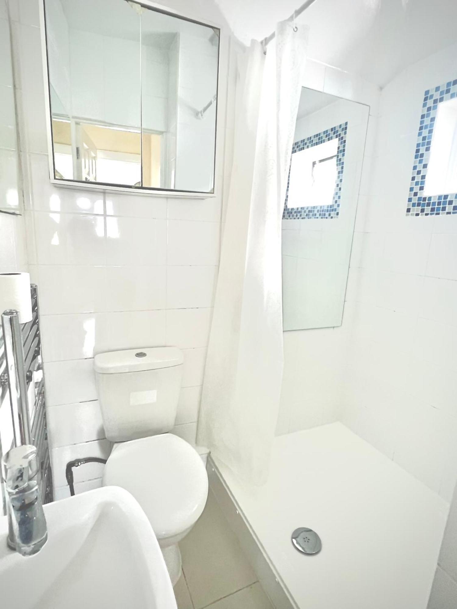 Cosy Private Flat In London, Free Parking On Premise Apartment Carshalton Екстериор снимка