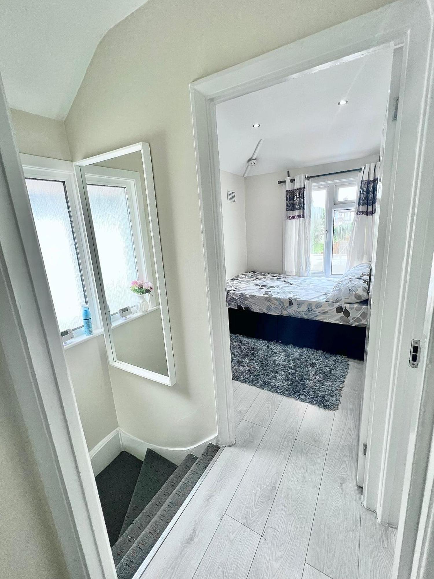 Cosy Private Flat In London, Free Parking On Premise Apartment Carshalton Екстериор снимка